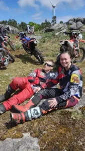 Piloto de enduro num percurso off-road no Norte de Portugal