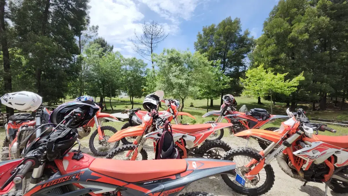 Grupo de pilotos num tour de enduro em Portugal