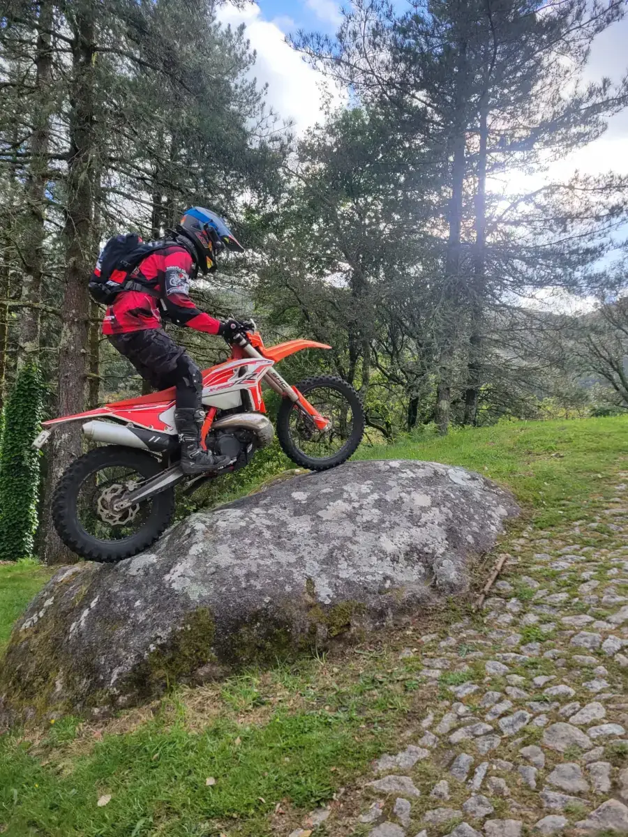 Piloto no tour de enduro Epic Adventure em Portugal